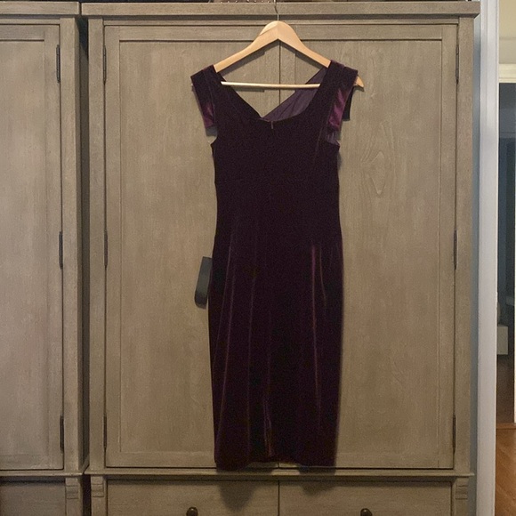 Never worn Black Halo fully lined velvet dress in a size 2. - Picture 2 of 4